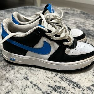 Nike Kids Black White Blue Low-Top Sneakers with Blue Swoosh